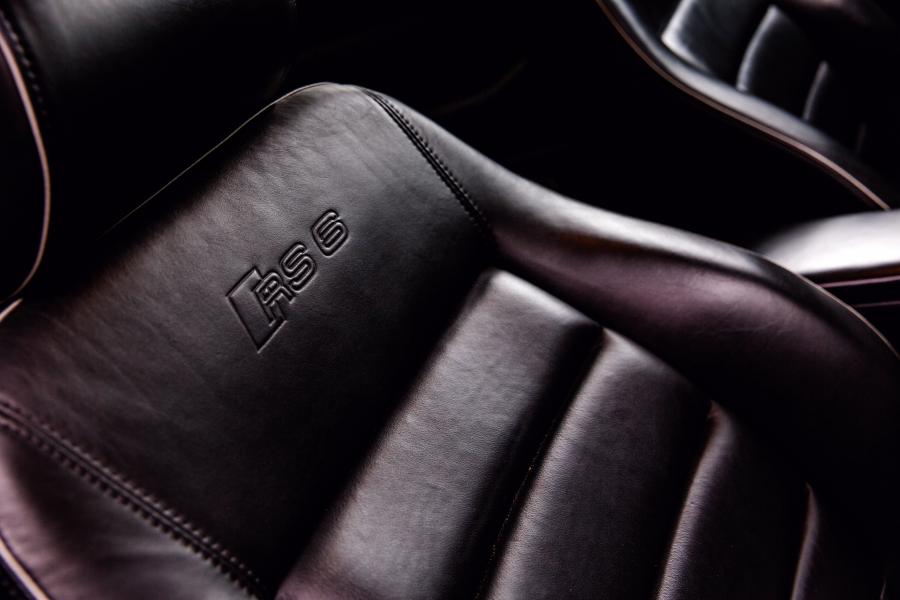 Детали интерьера Audi RS6 Sedan (4B, C5) 2002 года  (NA) (фото 4 из 20)